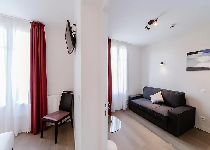 Hotel Logis - Le Petit Bellon Senlis (Oise)